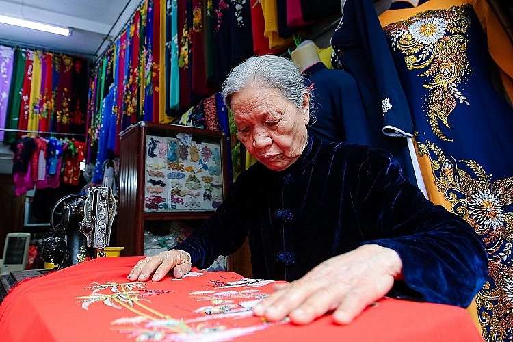 Family of 4 generations sewing Ao Dai in Old Quarter: From rusted sewing machine to a famous brand Family of 4 generations sewing Ao Dai in Old Quarter: From rusted sewing machine to a famous brand