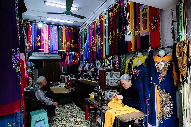 Family of 4 generations sewing Ao Dai in Old Quarter: From rusted sewing machine to a famous brand Family of 4 generations sewing Ao Dai in Old Quarter: From rusted sewing machine to a famous brand