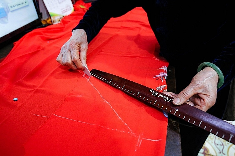 Family of 4 generations sewing Ao Dai in Old Quarter: From rusted sewing machine to a famous brand Family of 4 generations sewing Ao Dai in Old Quarter: From rusted sewing machine to a famous brand