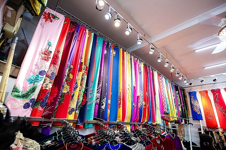 Family of 4 generations sewing Ao Dai in Old Quarter: From rusted sewing machine to a famous brand Family of 4 generations sewing Ao Dai in Old Quarter: From rusted sewing machine to a famous brand