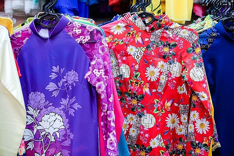 Family of 4 generations sewing Ao Dai in Old Quarter: From rusted sewing machine to a famous brand Family of 4 generations sewing Ao Dai in Old Quarter: From rusted sewing machine to a famous brand