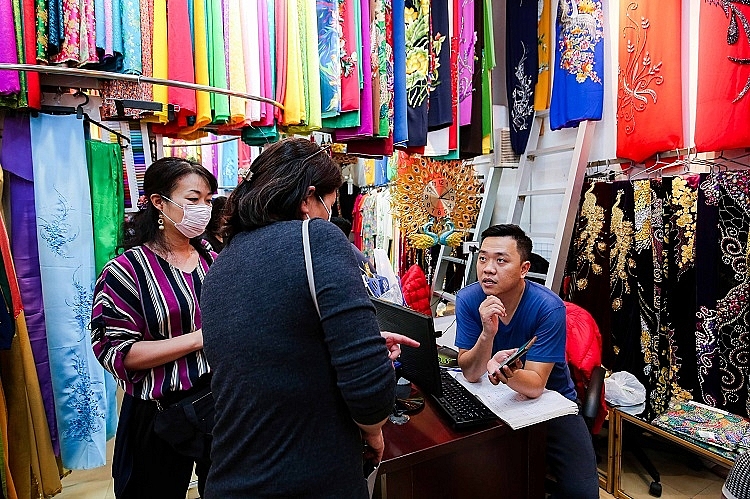 Family of 4 generations sewing Ao Dai in Old Quarter: From rusted sewing machine to a famous brand Family of 4 generations sewing Ao Dai in Old Quarter: From rusted sewing machine to a famous brand