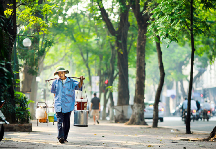 The vendor of tao pho (tofu pudding with ginger syrup). Photo: Yeu Ha Noi 5423-street-2