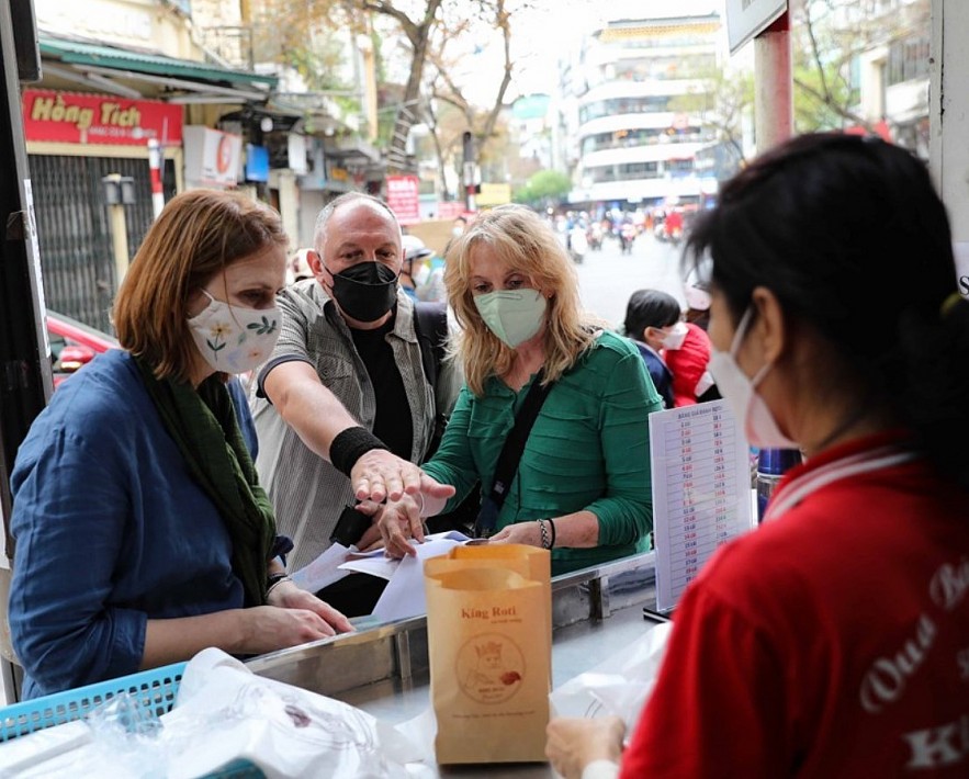 Foreign tourists enjoy food in Hanoi's Old Quarter. Photo: Thanh Tung/VNA. Foreign tourists enjoy food in Hanoi's Old Quarter. Photo: Thanh Tung/VNA.