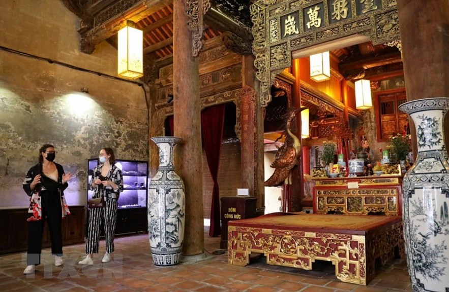 Foreign visitors in Kim Ngan Temple, Hanoi's Old Quarter. Photo: Thanh Tung/VNA. Foreign visitors in Kim Ngan Temple, Hanoi's Old Quarter. Photo: Thanh Tung/VNA.