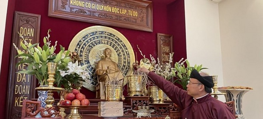 Ambassador to France Dinh Toan Thang offered incense. Photo: VNA. Ambassador to France Dinh Toan Thang offered incense. Photo: VNA.