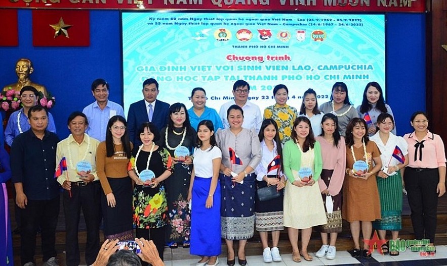 The delegates congratulated Vietnamese families who adopted students from Laos and Cambodia. (Photo: People's Army Newspaper) The delegates congratulated Vietnamese families who adopted students from Laos and Cambodia. (Photo: People's Army Newspaper)
