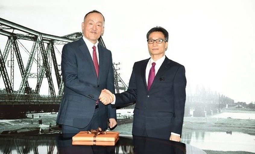 WHO Representative Honoured With Insignia WHO Representative Honoured With Insignia