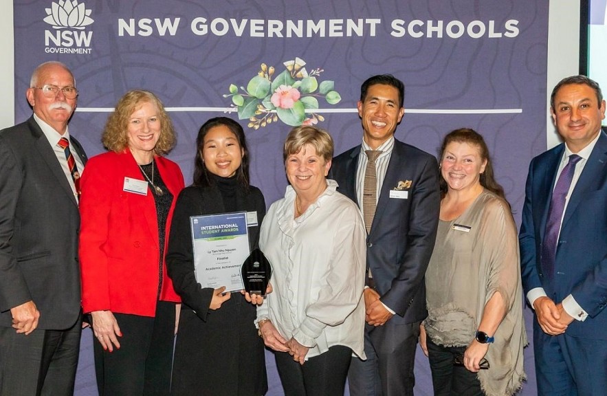 Vietnamese Girl In Australia Receives The Best Academic Achievement Award Vietnamese Girl In Australia Receives The Best Academic Achievement Award