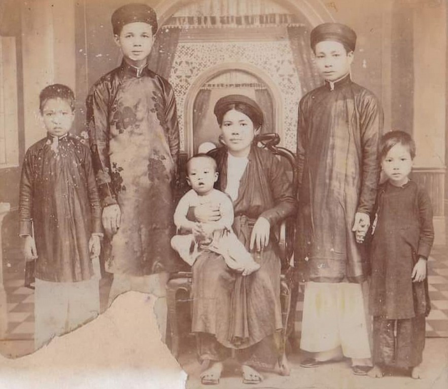 A Hanoian family in 1932. Photo collector: Minh Tuan A Hanoian family in 1932. Photo collector: Minh Tuan
