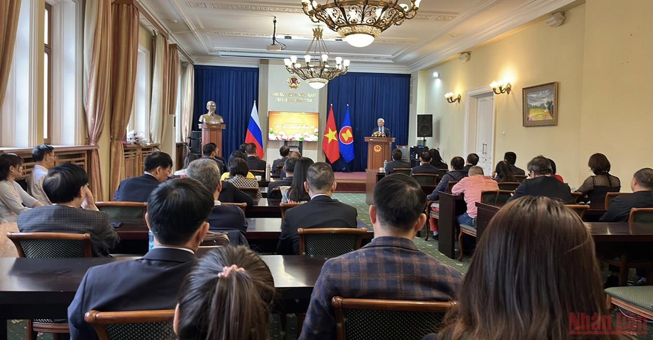 Poetry and Music Night “Country Full of Joy” of Vietnamese People in Russia Vietnamese and Russian People Bond over a Night of Music & Poetry