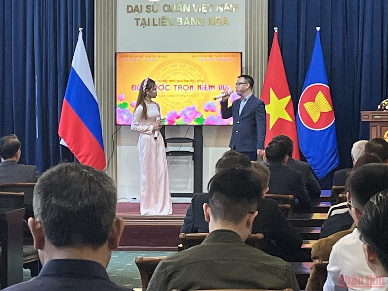 Poetry and Music Night “Country Full of Joy” of Vietnamese People in Russia Vietnamese and Russian People Bond over a Night of Music & Poetry