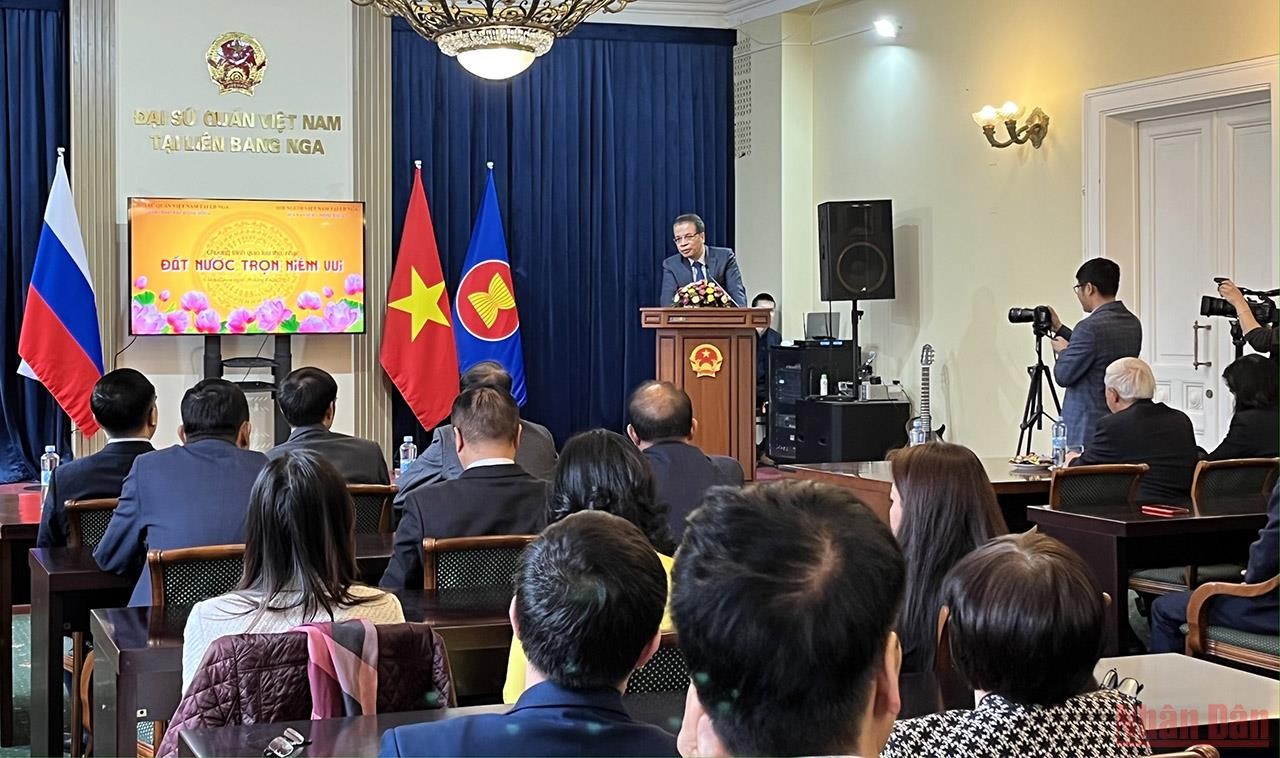 Poetry and Music Night “Country Full of Joy” of Vietnamese People in Russia Vietnamese and Russian People Bond over a Night of Music & Poetry