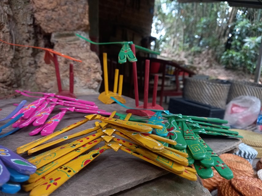 Bamboo dragonflies in Thach Xa fly to every corner. (Photo: Pham Sy/Dai Doan Ket) The Unique Village that Makes Bamboo Dragonflies