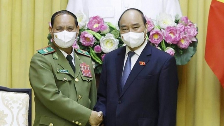 President Nguyen Xuan Phuc (R) and Lao Minister of Public Security Gen. Vilay Lakhamphong President Nguyen Xuan Phuc (R) and Lao Minister of Public Security Gen. Vilay Lakhamphong