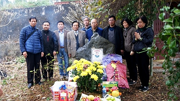 The leaders of the Vietnam-US Association and the Phan Anh Foundation and the delegation of the Ministry of Science and Technology visited the grave of Prof. Judith Ladinsky - a strong friend of the Vietnamese people. (Photo: Vietnamese - American Magazine) 4337 ju