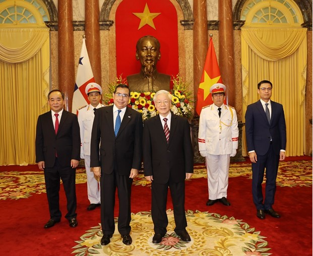 Party General Secretary and State President Nguyen Phu Trong (first row, right) poses for a photo with Panamanian Ambassador to Vietnam Eligio Alberto Salas De Leon (Photo: VNA 2522-tbt1