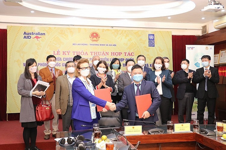 Delegates attended the signing ceremony. Delegates attended the signing ceremony.