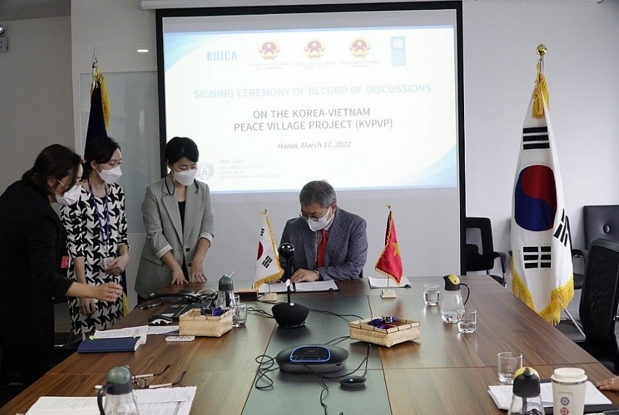 KOICA and Central Provinces Renewed Cooperation in Mine Action and Rural Development KOICA and Central Provinces Renewed Cooperation in Mine Action and Rural Development