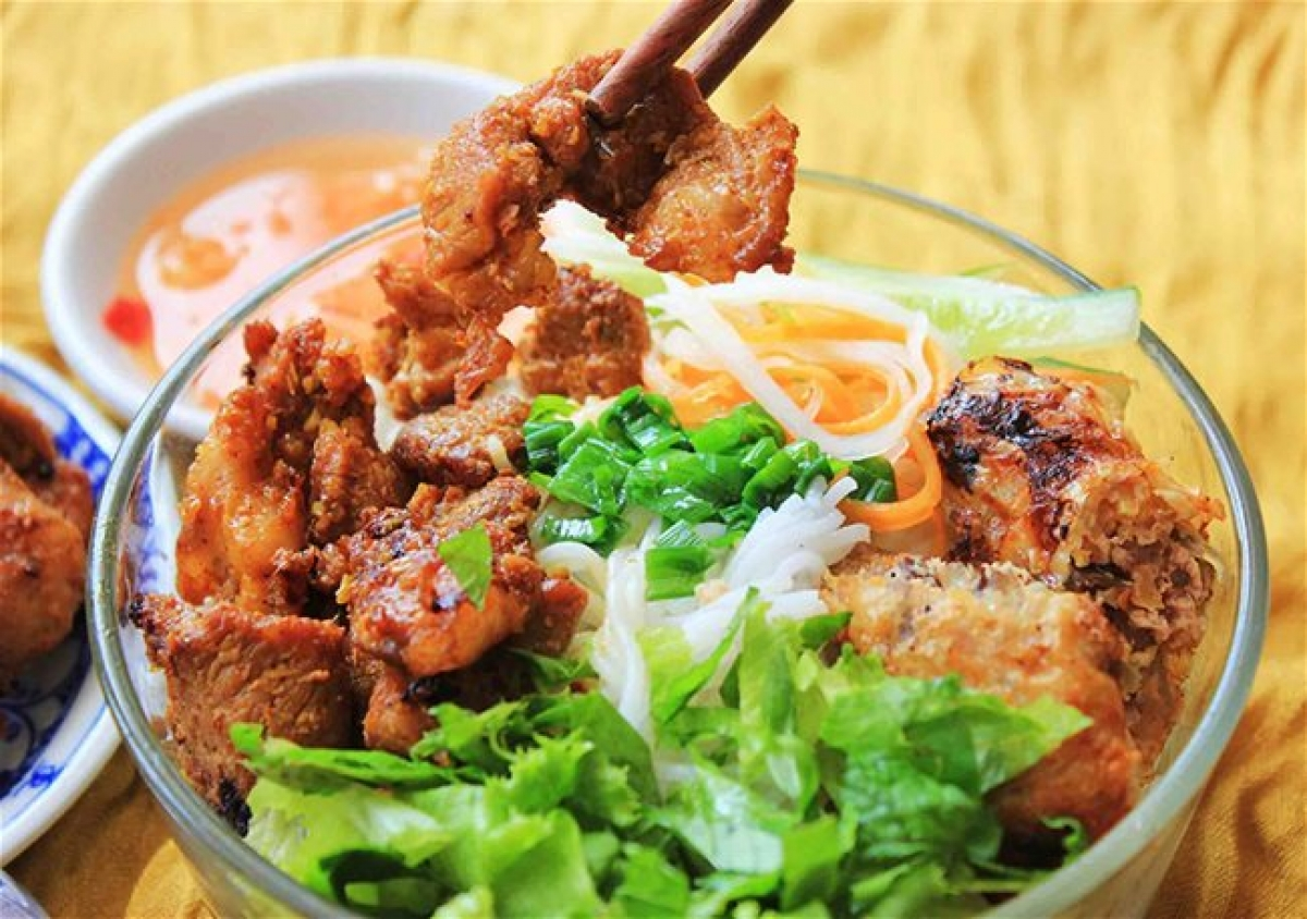 A bowl of Danang-style vermicelli with grilled pork - Photo: Hoiandanang