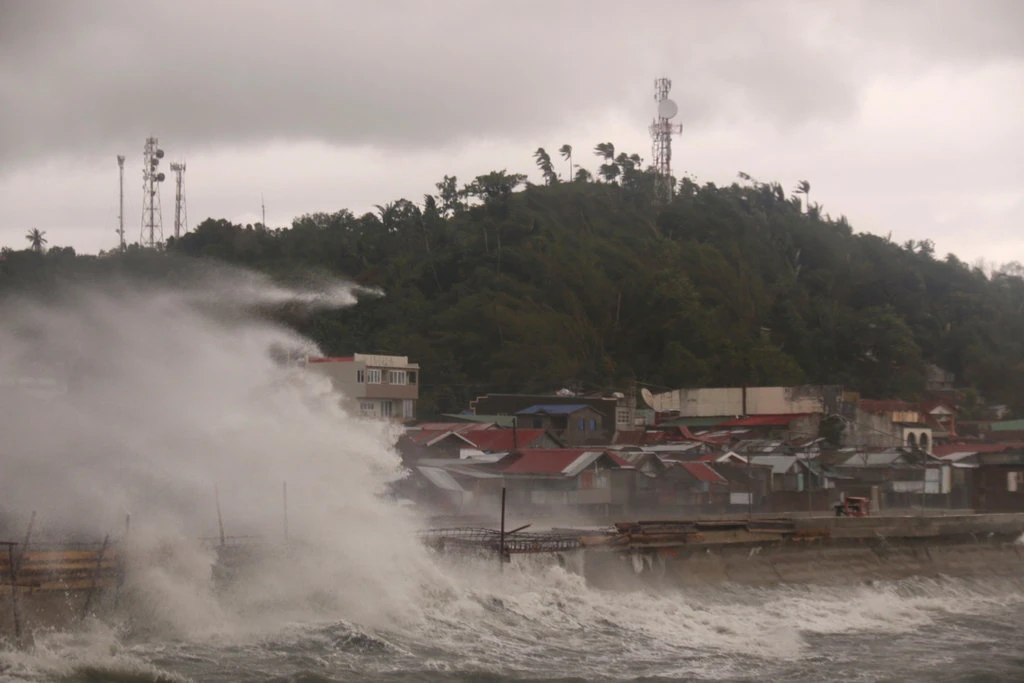 Typhoon Vongfong strongly strikes Philippines amid coronavirus -hampered evacuation