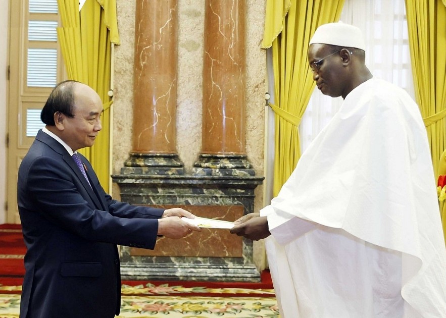 President Nguyen Xuan Phuc (L) and Senegalese Ambassador Abdoulaye Barro. President Nguyen Xuan Phuc (L) and Senegalese Ambassador Abdoulaye Barro.
