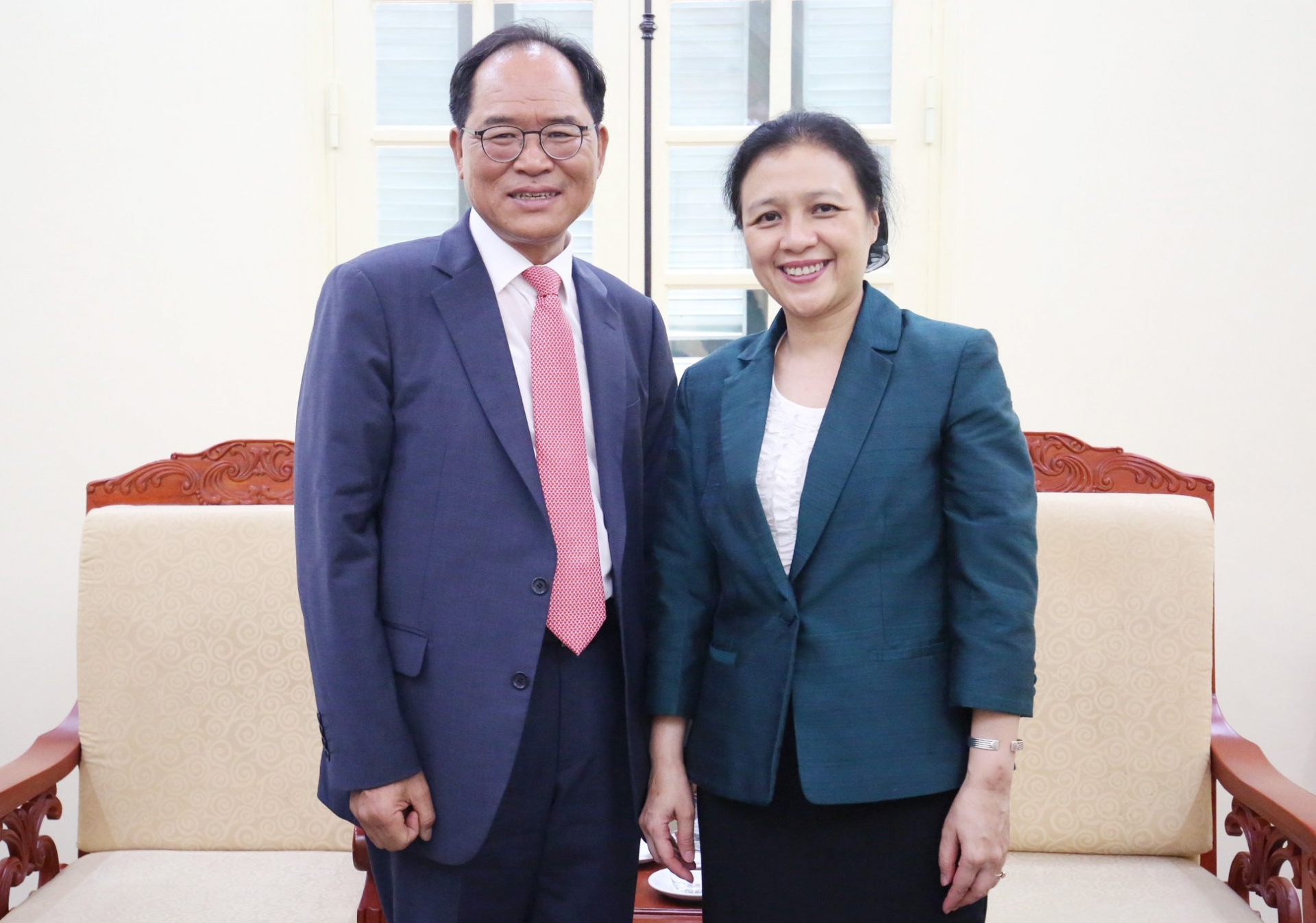Korean Ambassador to Vietnam PhD. Park Noh-wan and President Nguyen Phuong Nga (Image: Tuan Viet) 5557 vufo