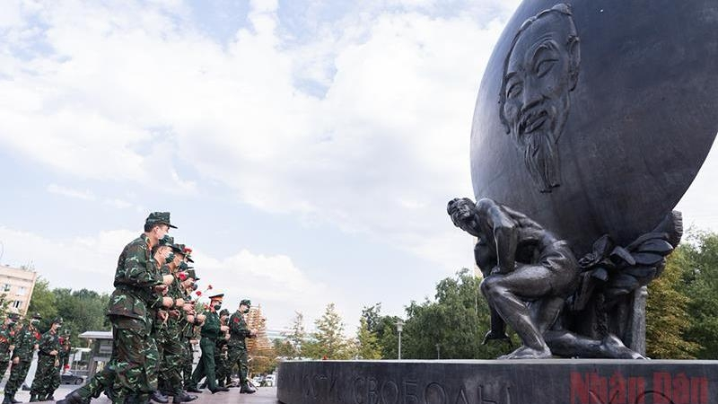 The delegation pay tribute to President Ho Chi Minh at his monument in Moscow on August 10. (Photo: NDO The delegation pay tribute to President Ho Chi Minh at his monument in Moscow on August 10. (Photo: NDO