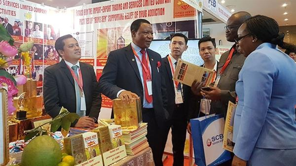 Vietnamese products are introduced to African businesses at an exhibition 4408 afr