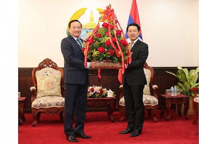 Vietnamese Ambassador to Laos Nguyen Ba Hung (left) and Laos Foreign Minister Saleumxay Kommasith wished the 45th Laos National Day. (Photo: People) 4544 lao