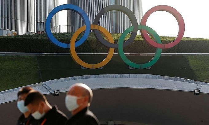 People wearing face masks following the coronavirus disease (Covid-19) outbreak stand near Olympic rings before the ceremony to welcome the Olympic flame for the Beijing 2022 Winter Olympics, in Beijing, China October 20, 2021. Photo: Reuters People wearing face masks following the coronavirus disease (Covid-19) outbreak stand near Olympic rings before the ceremony to welcome the Olympic flame for the Beijing 2022 Winter Olympics, in Beijing, China October 20, 2021. Photo: Reuters