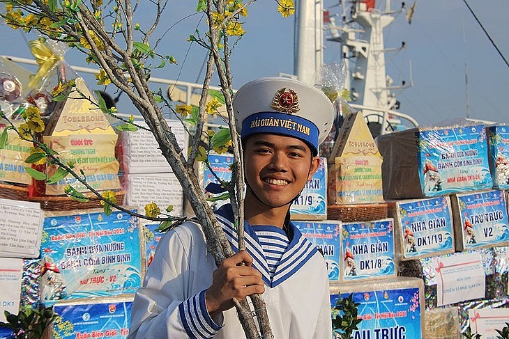 Naval Zone 4 Sends Tet Gifts to Truong Sa (Spratly) Naval Zone 4 Sends Tet Gifts to Truong Sa (Spratly)