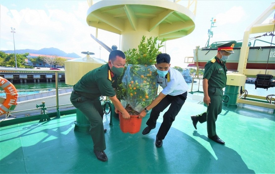 Naval Zone 4 Sends Tet Gifts to Truong Sa (Spratly) Naval Zone 4 Sends Tet Gifts to Truong Sa (Spratly)