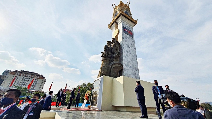 Vietnam-Cambodia Friendship Monument: Symbol of Solidarity Vietnam-Cambodia Friendship Monument: Symbols of Solidarity