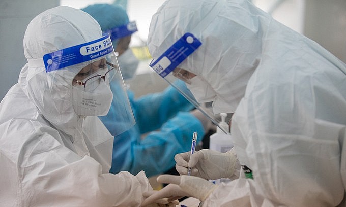 Medical staff prepare to give Covid-19 vaccine to students in District 1, Ho Chi Minh City on October 27, 2021. Photo: VnExpress Medical staff prepare to give Covid-19 vaccine to students in District 1, Ho Chi Minh City on October 27, 2021. Photo: VnExpress