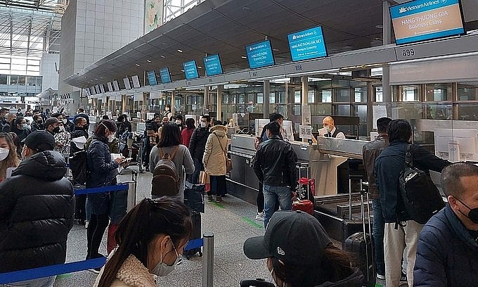 Passengers wait at Frankfurt Airport in Germany for a flight to Hanoi, January 25, 2022. Photo courtesy of Vietnam Airlines Passengers wait at Frankfurt Airport in Germany for a flight to Hanoi, January 25, 2022. Photo courtesy of Vietnam Airlines