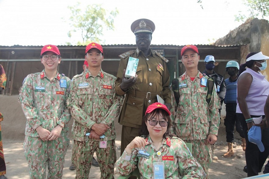Vietnamese 'Blue Beret' Soldiers Support Prisoners in South Sudan Vietnamese 'Blue Beret' Soldiers Support South Sudanese Prisoners