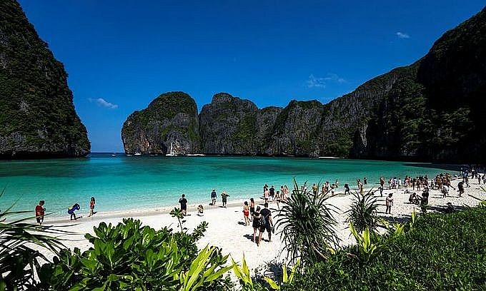 Tourists visit Maya bay after Thailand reopened its world-famous beach after closing it for more than three years to allow its ecosystem to recover from the impact of overtourism, at Krabi province, Thailand, January 3, 2022. Photo: Reuter Tourists visit Maya bay after Thailand reopened its world-famous beach after closing it for more than three years to allow its ecosystem to recover from the impact of overtourism, at Krabi province, Thailand, January 3, 2022. Photo: Reuter