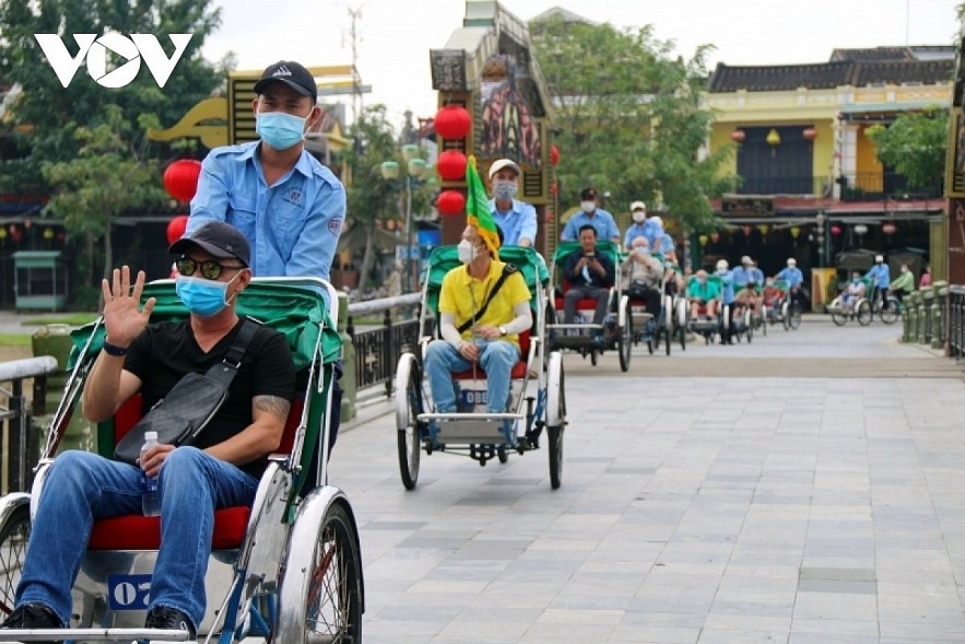 Foreign tourists travel around UNESCO-recognised Hoi An ancient town in November 2021. Photo: VOV Foreign tourists travel around UNESCO-recognised Hoi An ancient town in November 2021. Photo: VOV