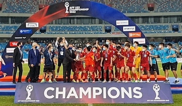 Vietnamese players receive the championship trophy from AFF President Maj Gen Khiev Sameth. Photo: aseanfootball.org Vietnamese players receive the championship trophy from AFF President Maj Gen Khiev Sameth. Photo: aseanfootball.org