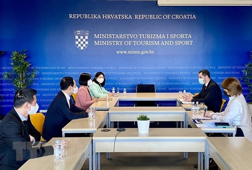 The meeting between Vietnamese Ambassador Nguyen Thi Bich Thao and State Secretary of the Croatian Ministry of Tourism and Sports Tonči Glavina. Photo: VNA The meeting between Vietnamese Ambassador Nguyen Thi Bich Thao and State Secretary of the Croatian Ministry of Tourism and Sports Tonči Glavina. Photo: VNA