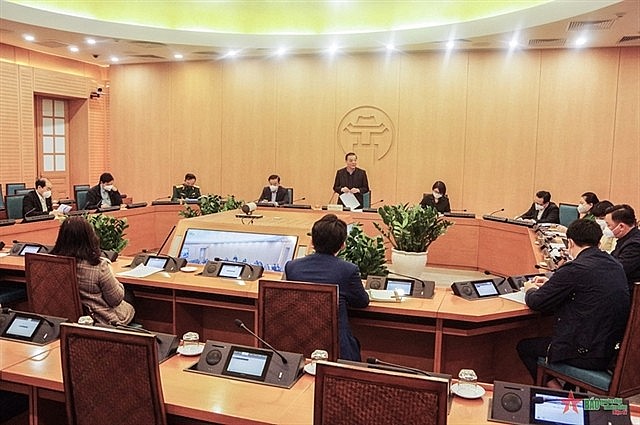 Chairman of the Hà Nội People's Committee Chu Ngọc Anh (standing) speaks at a meeting with local authorities on COVID-19 prevention on Sunday. Photo qdnd.vn Chairman of the Hà Nội People's Committee Chu Ngọc Anh (standing) speaks at a meeting with local authorities on COVID-19 prevention on Sunday. Photo qdnd.vn