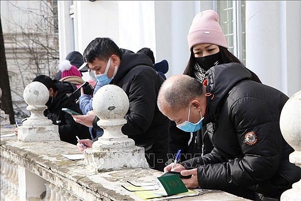 Vietnamese citizens fill in necessary forms at the embassy in Romania. Photo: VNA Vietnamese citizens fill in necessary forms at the embassy in Romania. Photo: VNA