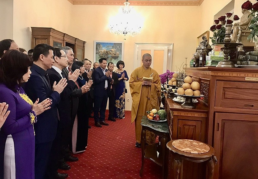 Overseas Vietnamese Pay Tribute to Hung Kings Overseas Vietnamese Pay Tribute to Hung Kings
