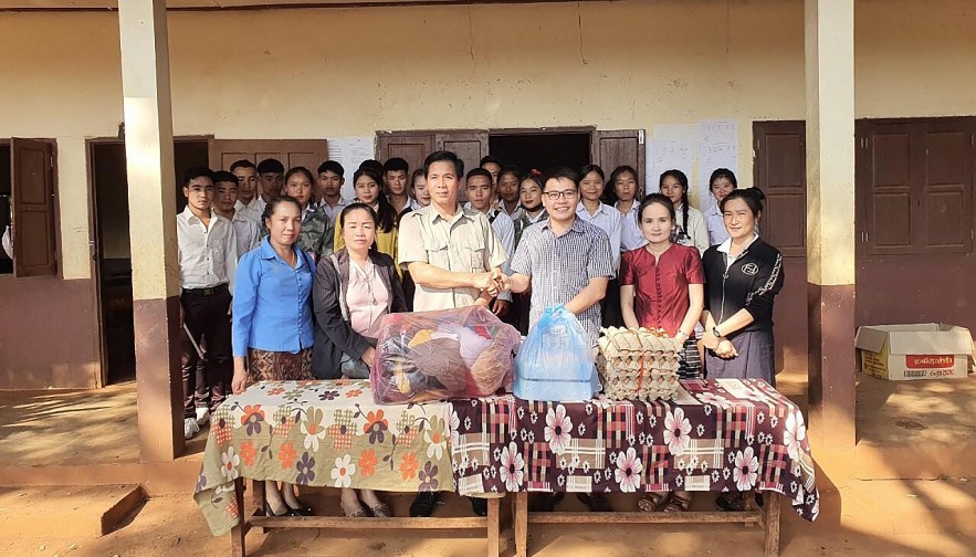 Vietnamese Teacher Helps Students in Highland of Laos Vietnamese Teacher Helps Students in Highland of Laos