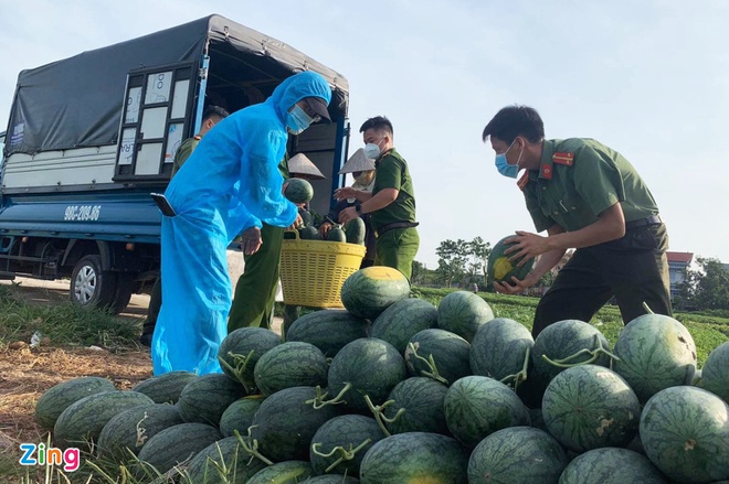 Police sell watermelons to help people in Bac Giang blockade areas Police sell watermelons to help people in Bac Giang blockade areas