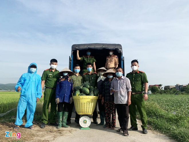 Police sell watermelons to help people in Bac Giang blockade areas Police sell watermelons to help people in Bac Giang blockade areas