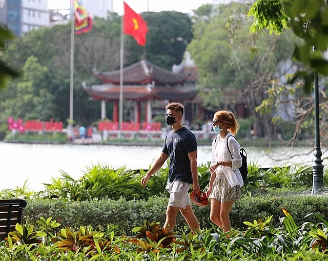 Foreign tourists walking in the Hoàn Kiếm Lake pedestrian area on April 30, 2022. Photo: VNA Foreign tourists walking in the Hoàn Kiếm Lake pedestrian area on April 30, 2022. Photo: VNA