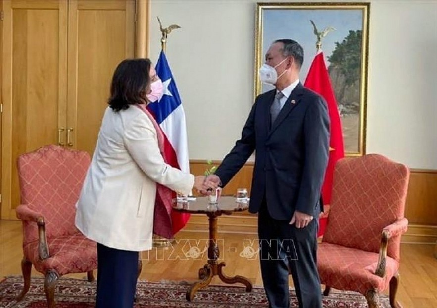 Chilean Foreign Minister Urrejola Noguera (L) welcomes Vietnamese Ambassador to Chile Pham Truong Giang. Photo:VNA Chilean Foreign Minister Urrejola Noguera (L) welcomes Vietnamese Ambassador to Chile Pham Truong Giang. Photo:VNA