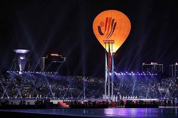 The Southeast Asian Games Federation and SEA Games 31 flag hoisting ceremony at the opening. Photo: VNA The Southeast Asian Games Federation and SEA Games 31 flag hoisting ceremony at the opening. Photo: VNA